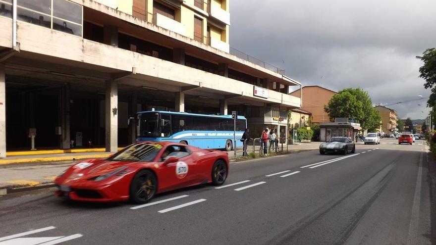 Tanti appassionati per il passaggio della Mille Miglia