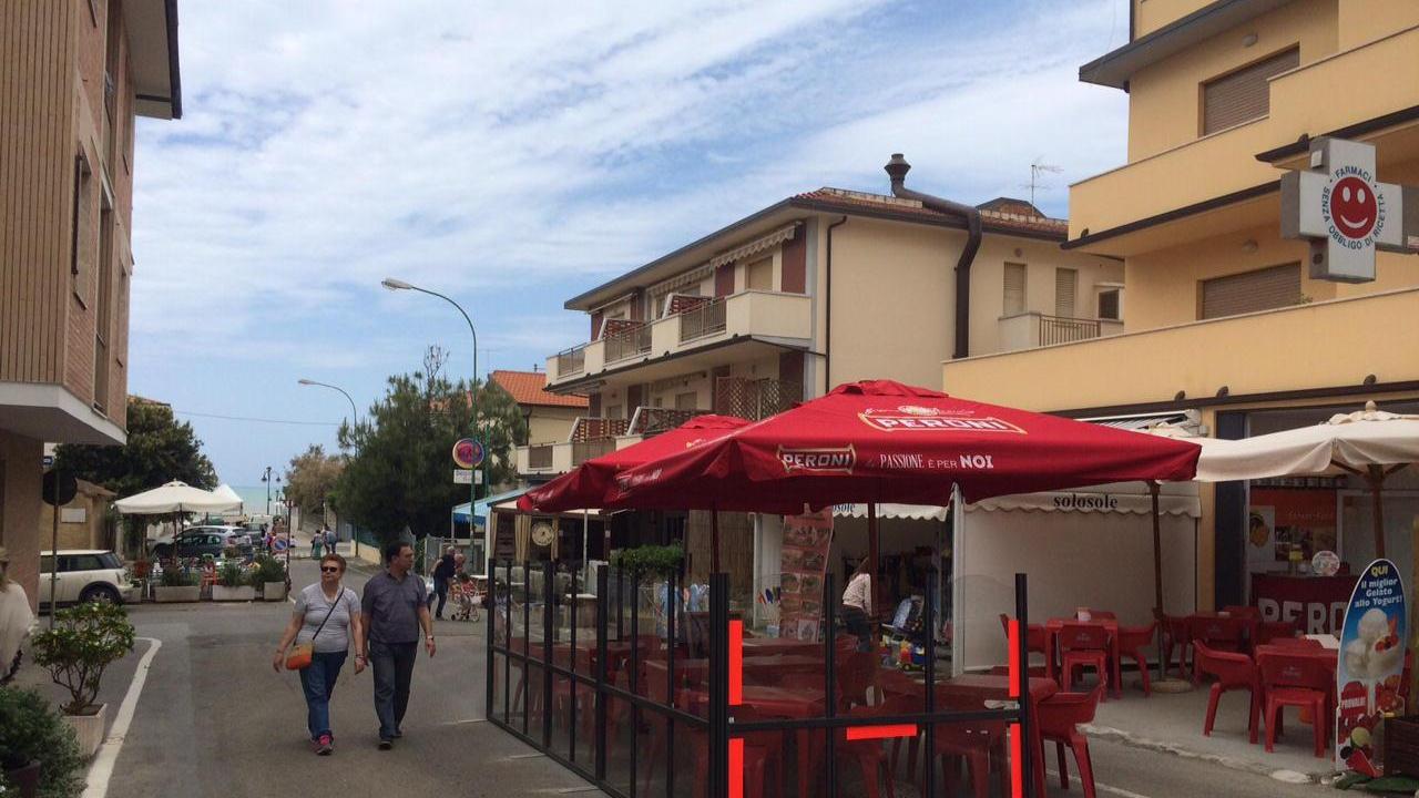 Il gazebo contestato a Marina di Castagneto