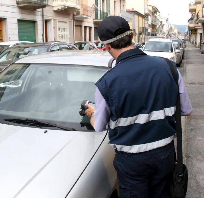 Un ausiliare della sosta, conosciuto anche come "vigilino"