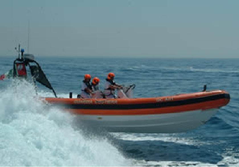 Cade in mare e il gommone continua a navigare