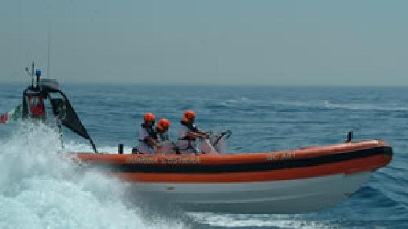 Cade in mare e il gommone continua a navigare