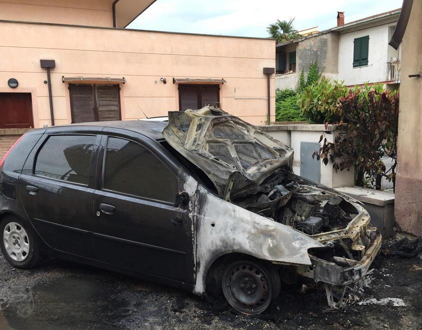 Va a fuoco un’auto di notte vicino ai tubi del metano