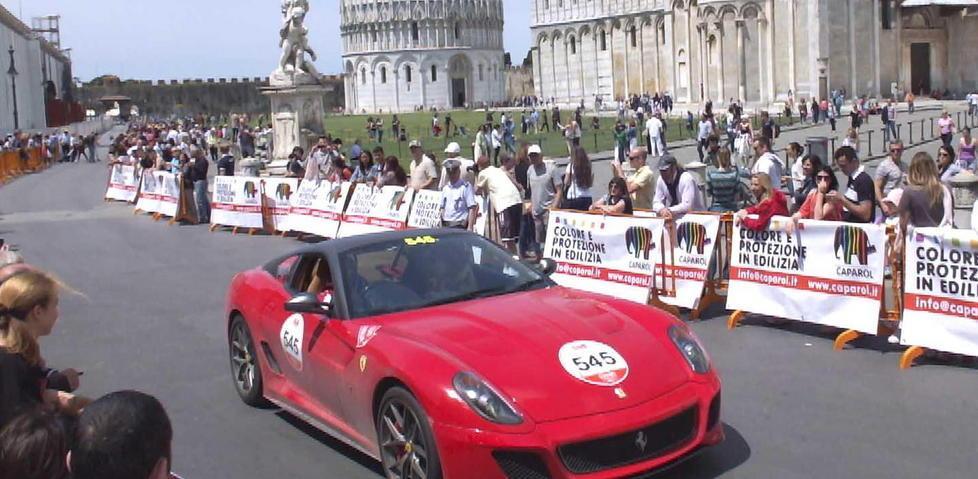 I bolidi della Mille Miglia salutano Pisa e Cascina 