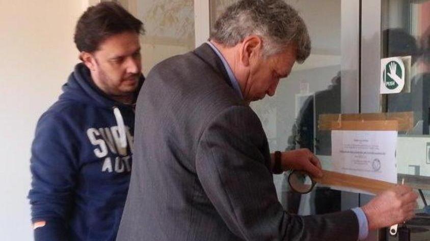 Turisti con la prenotazione bussano all’albergo chiuso