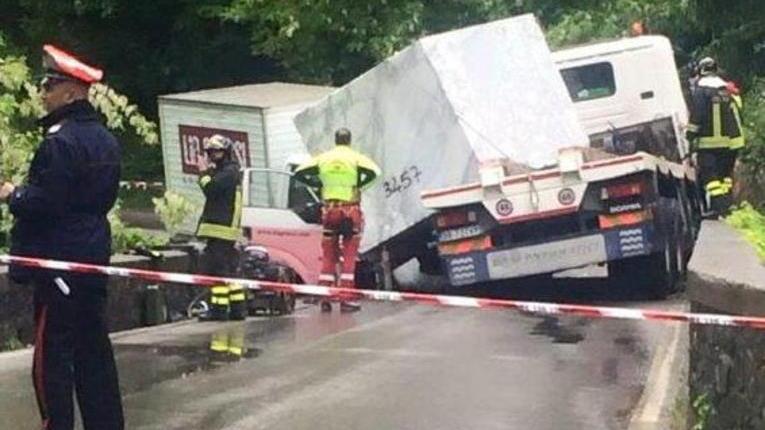 Blocco di marmo schiaccia un furgone