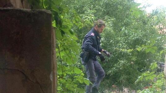 «Aiuto ladri in casa» Poliziotti acrobati a caccia di malviventi
