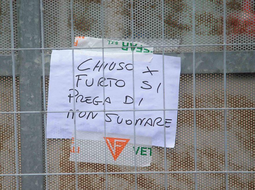 I ladri staccano i telefoni di tutta una via 