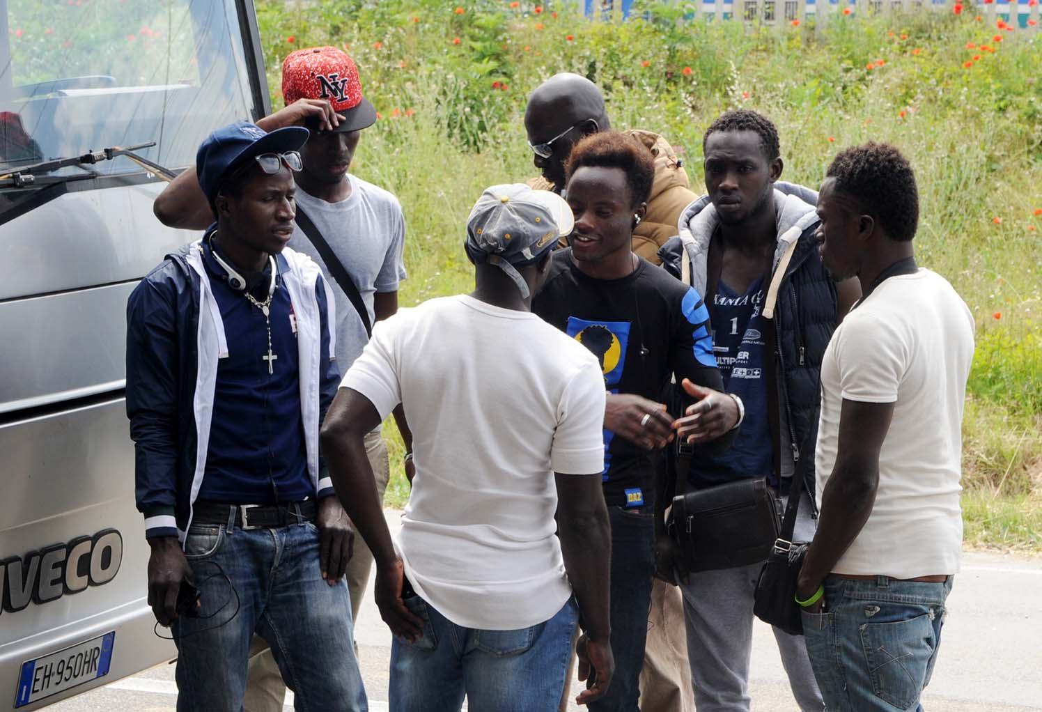 Alcuni degli ultimi migranti arrivati a Campiglia stazione