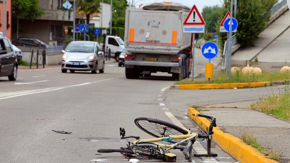 Travolto da un camion: muore ciclista