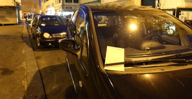 Fischi contro i vigili che fanno le multe 