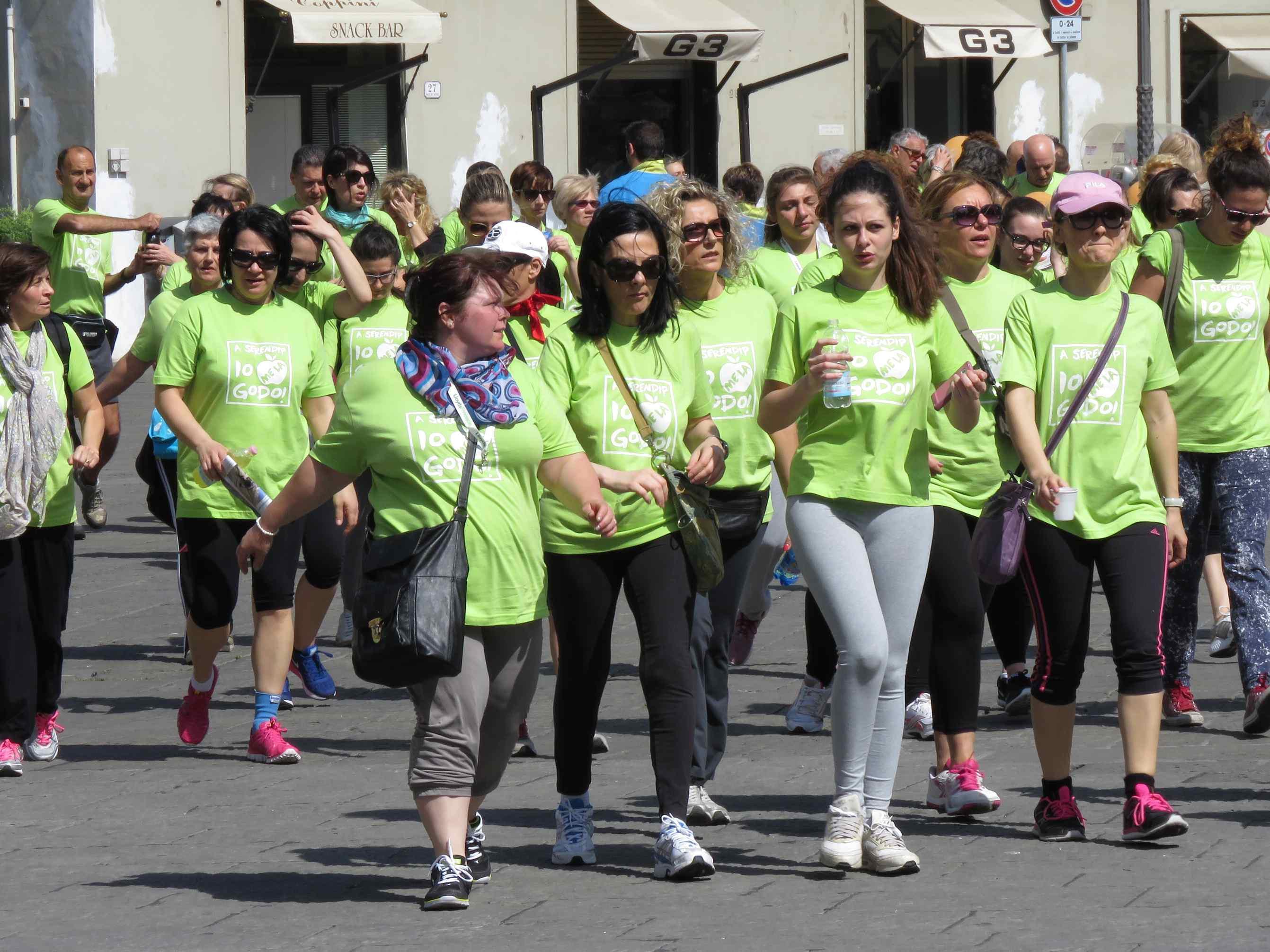 I partecipanti alla camminata in piazza del Duomo (foto Batavia)