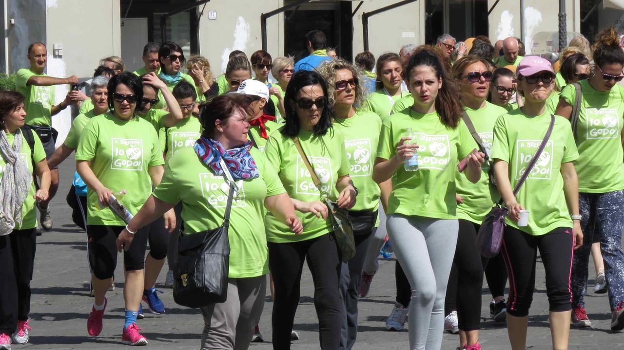 I partecipanti alla camminata in piazza del Duomo (foto Batavia)
