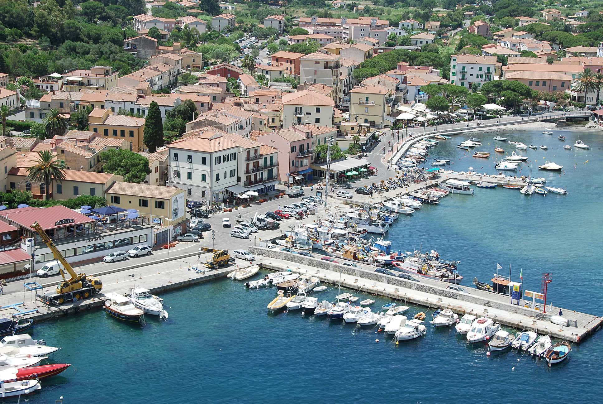 Una veduta del porto turistico di Marina di Campo
