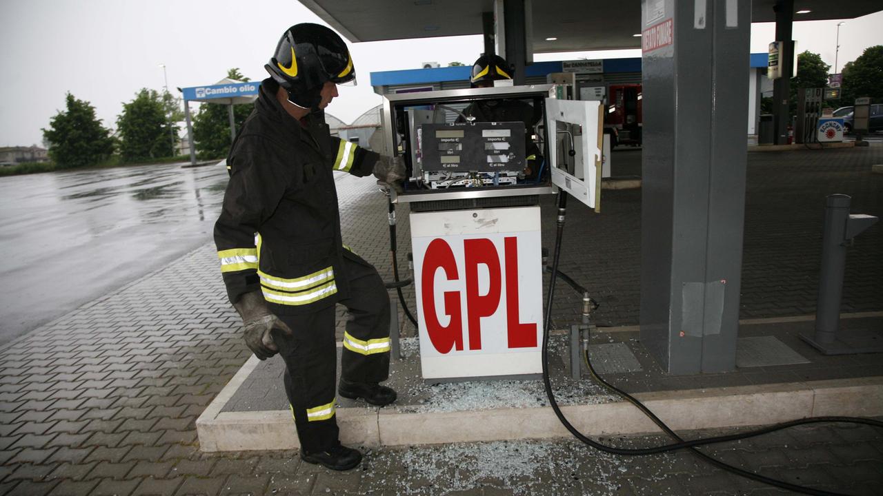I vigili del fuoco intorno alla pompa del Gpl danneggiata nella notte (foto Ciurca/Paglianti)