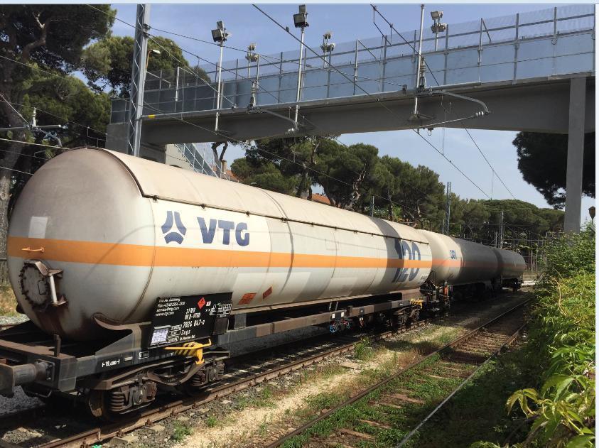 Il convoglio di ferrocisterne fotografato da Medicina democratica 