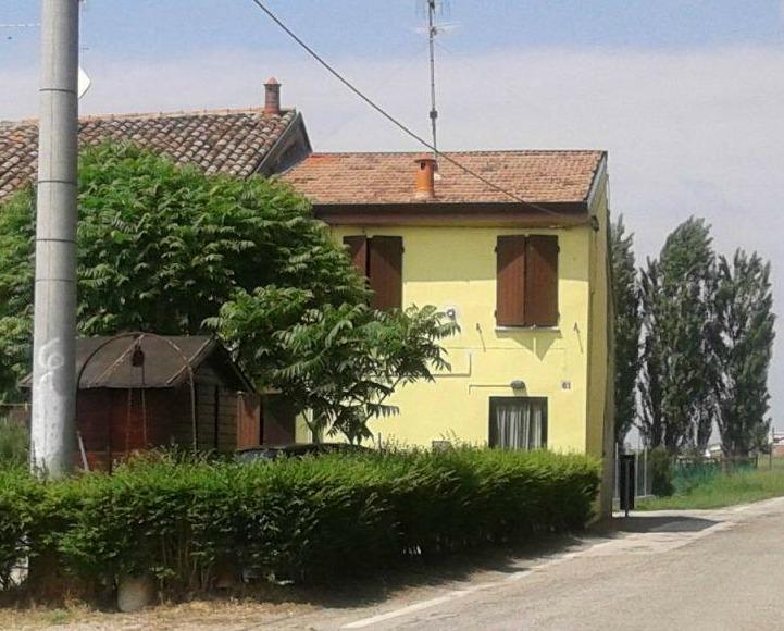 Cade dalle scale di casa e muore 