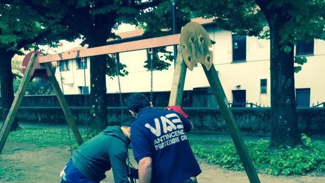 Operatori al lavoro nei giardini della Passerella