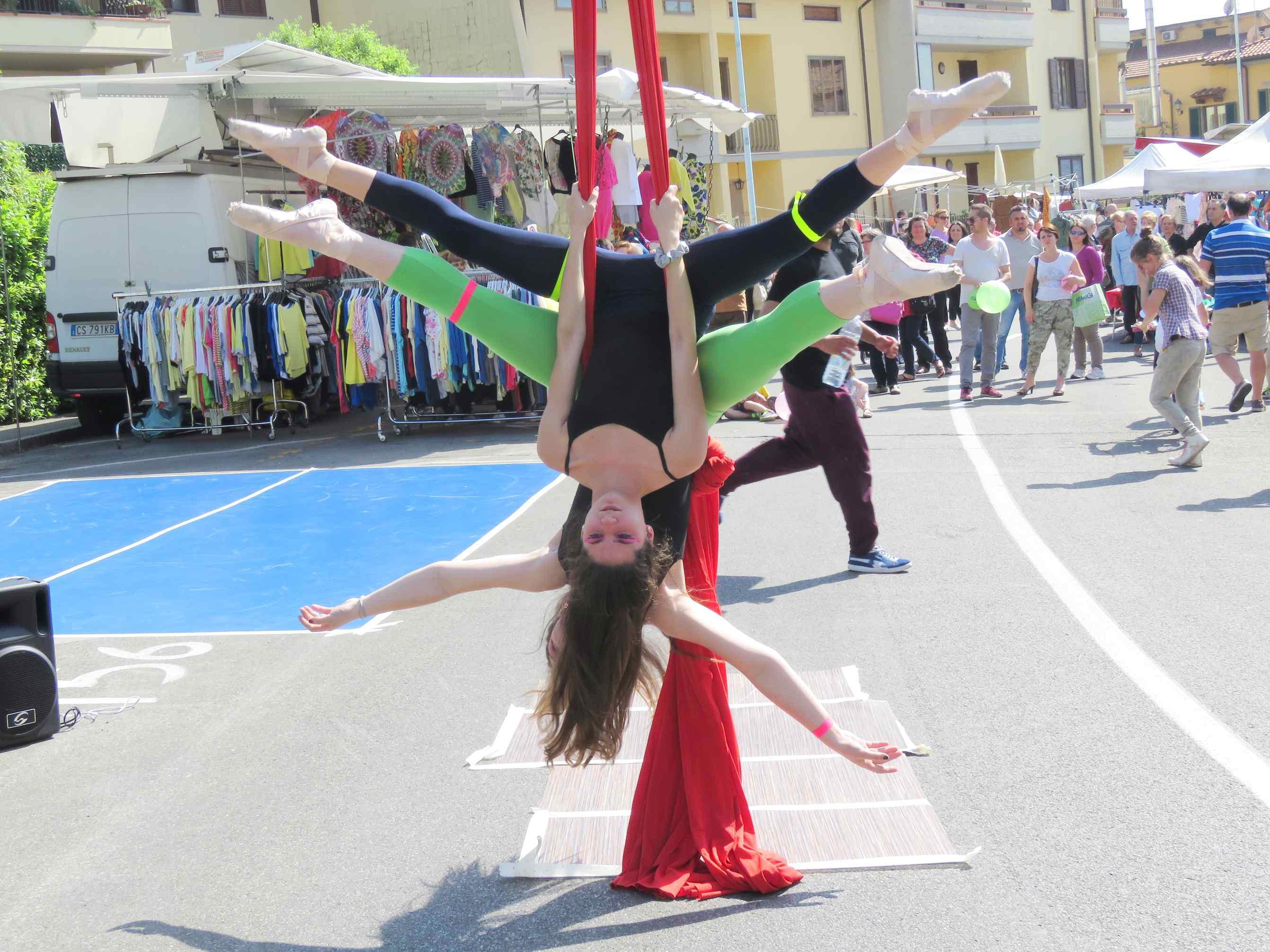 Lo spettacolo "Tessuto aereo" a Santa Lucia