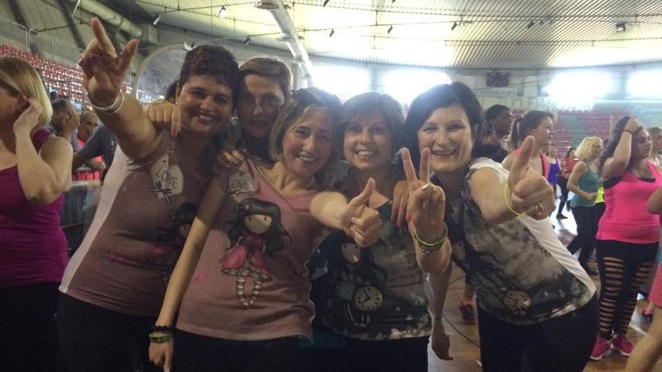 Alcune delle partecipanti a "Zumba per il Meyer" all'Estraforum