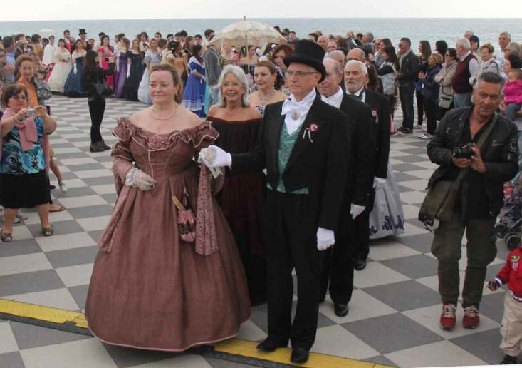 Il ballo risorgimentale fra due ali di folla alla Terrazza (Salvini Pentafoto)