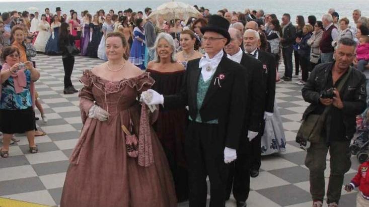Il ballo risorgimentale fra due ali di folla alla Terrazza (Salvini Pentafoto)