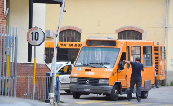 Uno dei minibus sequestrati