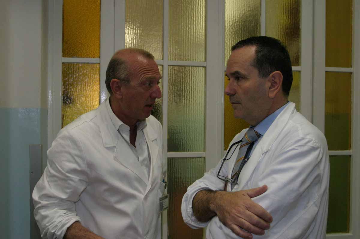 Il dottor Fabrizio Gadducci, a sinistra, insieme al dottor Edoardo Micheletti