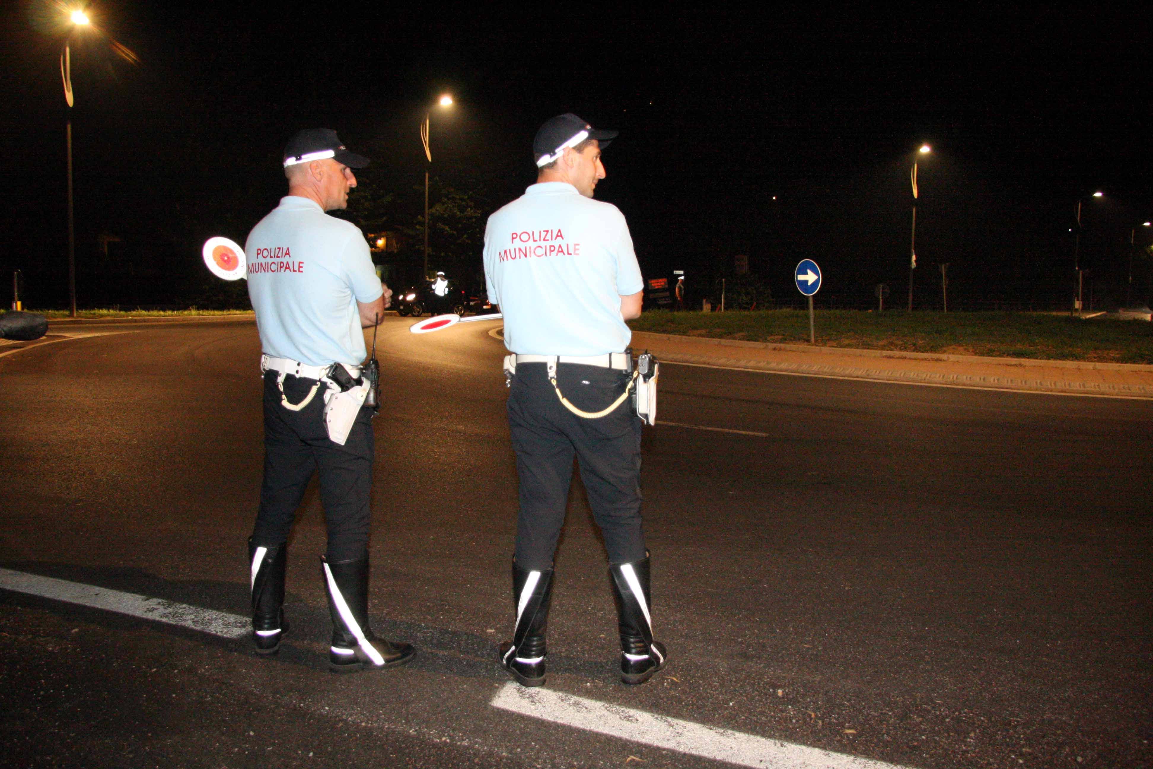 Controlli notturni della polizia municipale