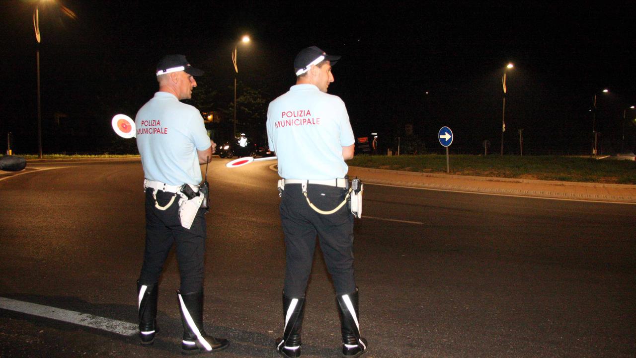 Controlli notturni della polizia municipale