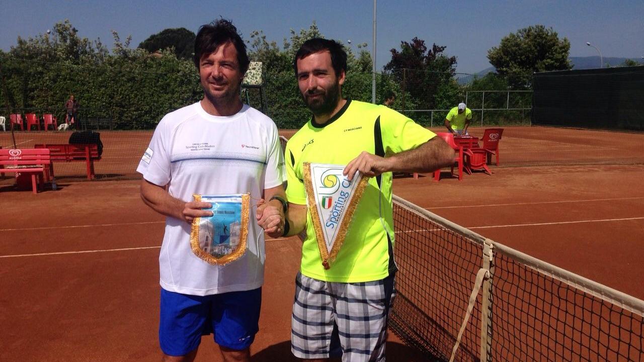 Lo scambio dei gagliardetti tra i capitani delle due formazioni