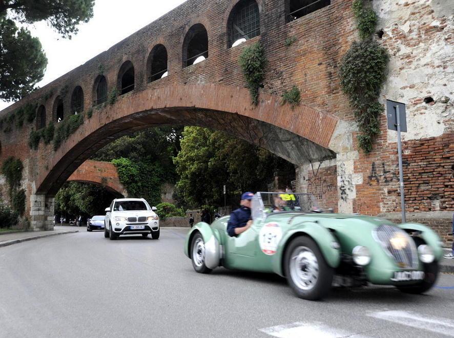 La Mille Miglia romba sulle strade di Pisa 