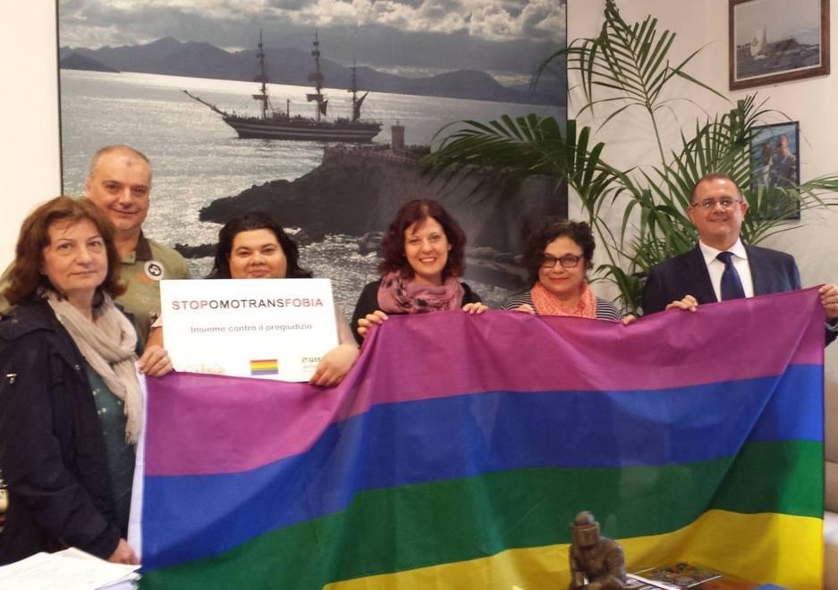 Consegnata al sindaco Massimo Giuliani la bandiera rainbow 