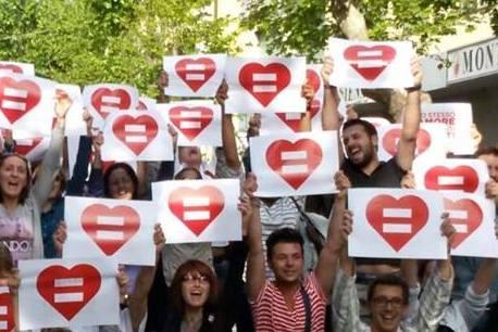 Flash mob contro l’omofobia si balla sul viale Marconi