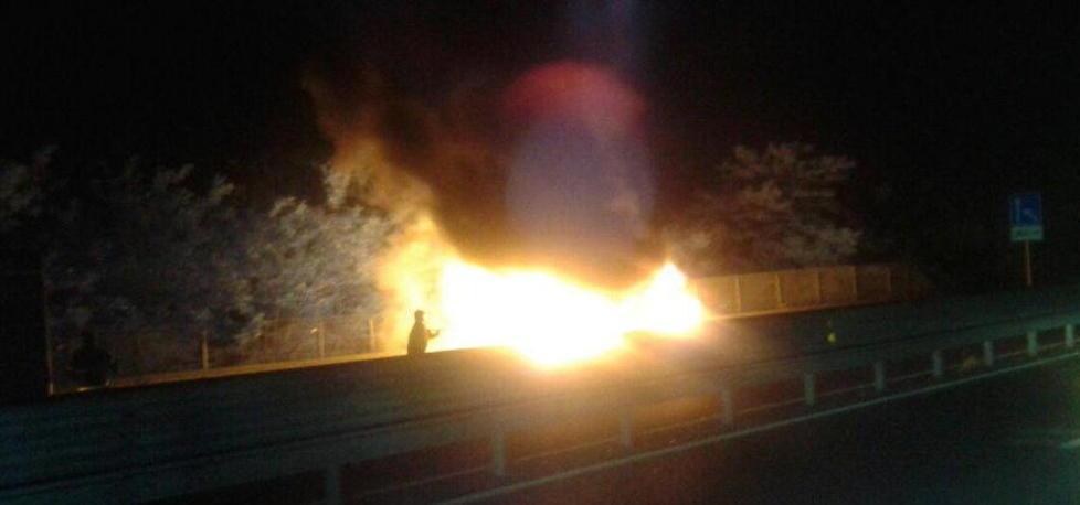 Fa appena in tempo a scendere dall’auto che prende fuoco sulla variante Aurelia