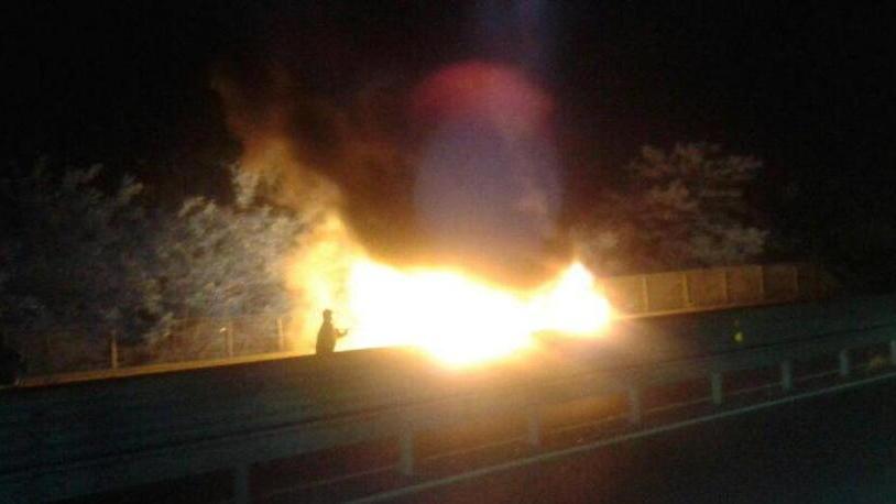 Fa appena in tempo a scendere dall’auto che prende fuoco sulla variante Aurelia