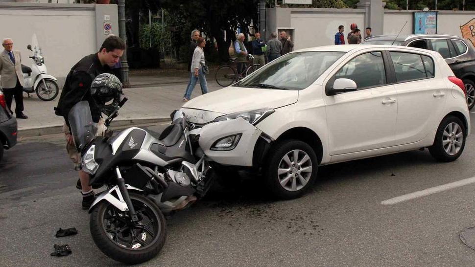 Si ferma alle strisce e lo tamponano