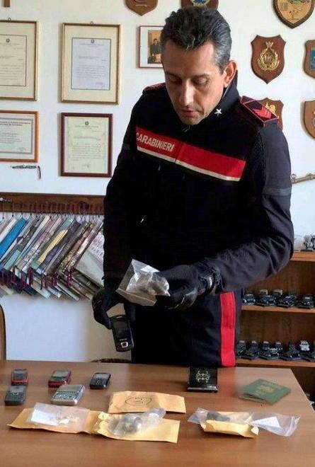 Nascondeva la droga al parco giochi dei bimbi 
