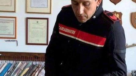 Nascondeva la droga al parco giochi dei bimbi