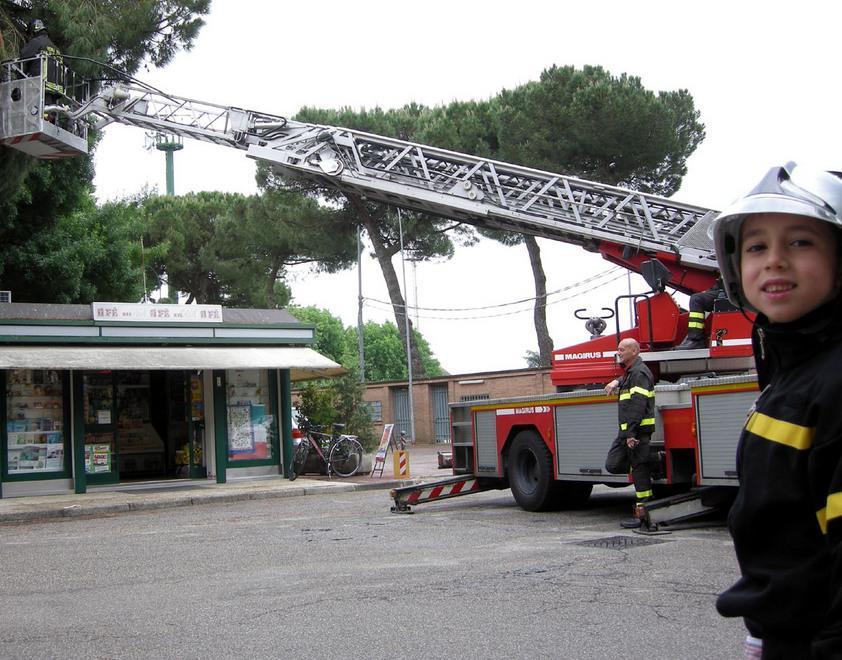 I pompieri (e Stefano) salvano l’edicola 