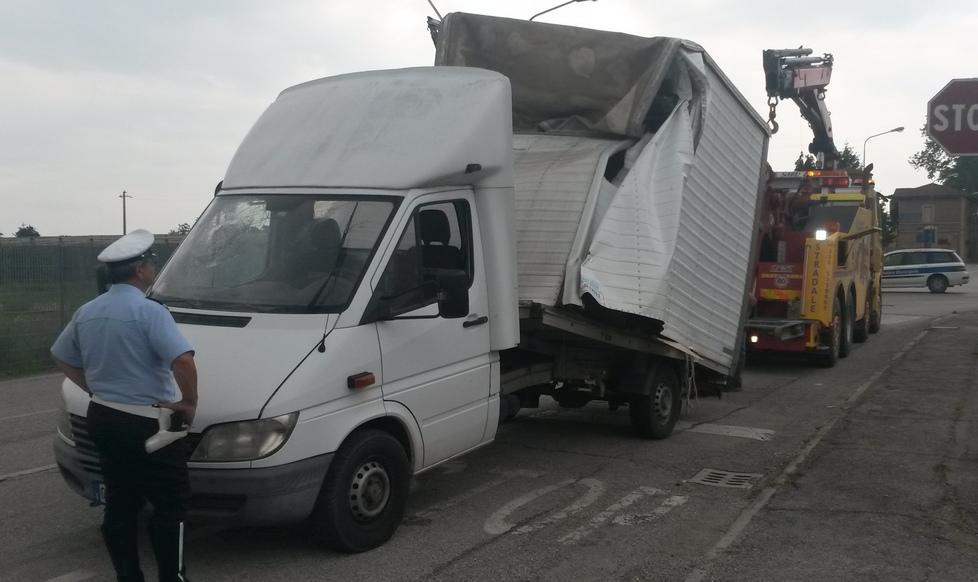 Camion s’incastra nel viadotto, due feriti 