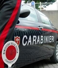 I carabinieri li seguono e li sorprendono a rubare 