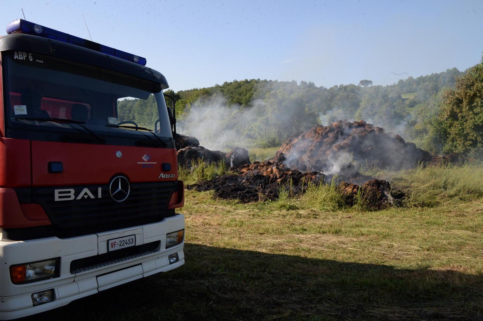A fuoco quasi 200 rotoballe di paglia a Montefoscoli 