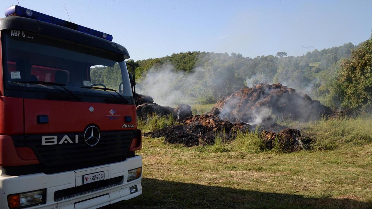 A fuoco quasi 200 rotoballe di paglia a Montefoscoli