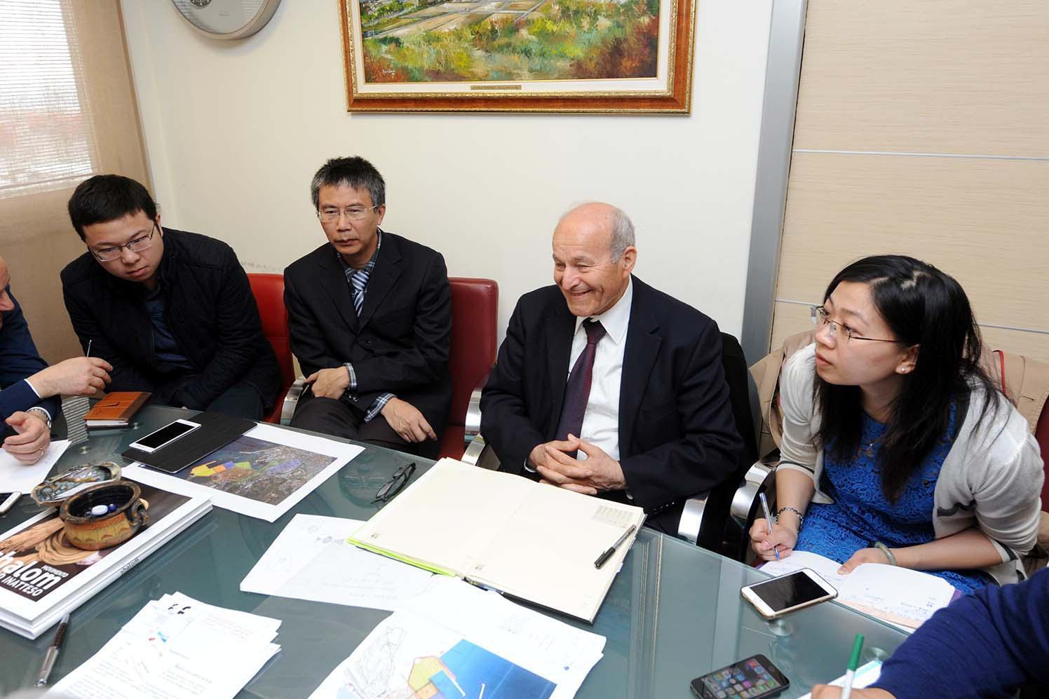Issad Rebrab con gli esponenti della società cin ese Chec (foto Paolo Barlettani)