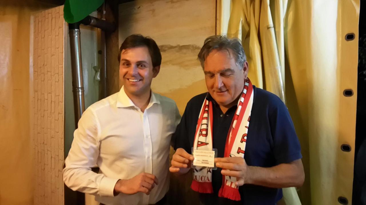 Il presidente del club Michele De Francesca consegna la tessera di socio onorario a Vincenzo Buchignani