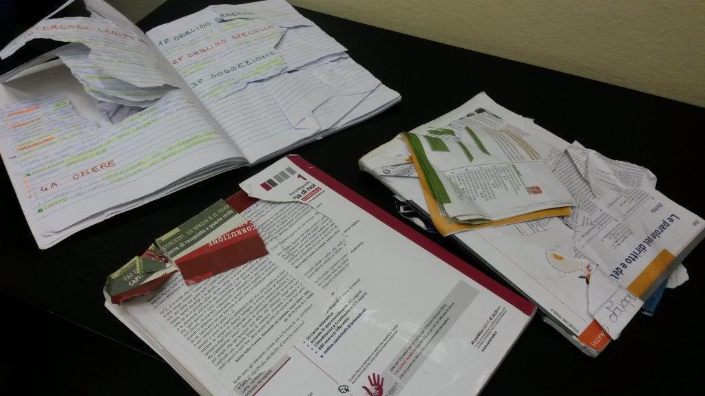 I libri e i quaderni strappati alla studentessa senegalese a Pisa