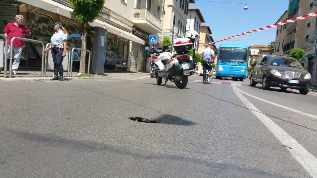 Buca nell'asfalto, chiuso al traffico un tratto di via Oberdan a Grosseto
