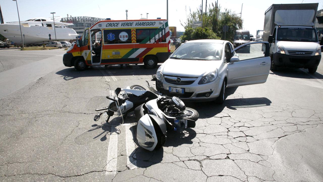 Lo scooter e la vettura coinvolti nell'incidente stradale in Darsena (foto Ciurca/Paglianti)