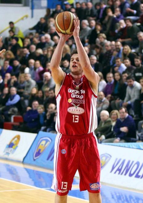 Valerio Amoroso al tiro con la maglia del Pistoia Basket Tesi Group