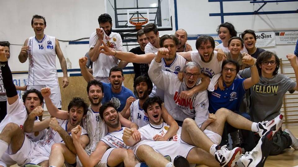 I ragazzi dell'Italcerniere Vaiano festeggiano insieme al tecnico Marco Pieri